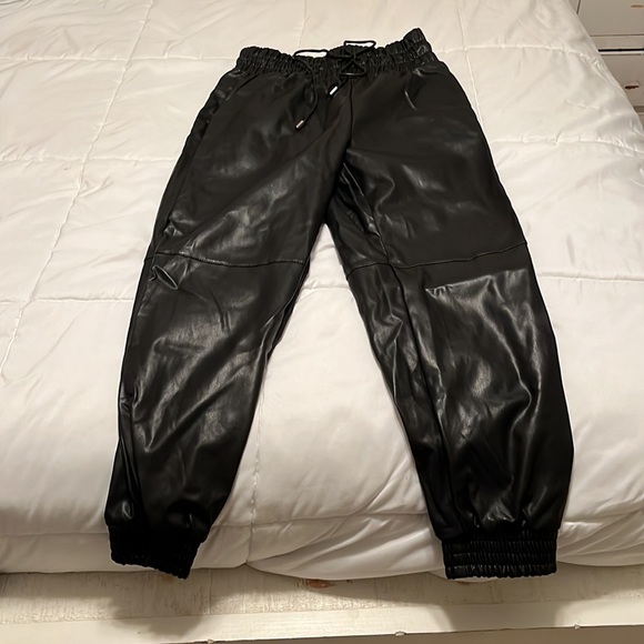 DO + BE Leather joggers with pockets - Picture 2 of 6